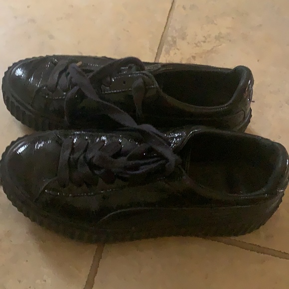 Black Puma sneakers size 7.5 women’s - Picture 2 of 3